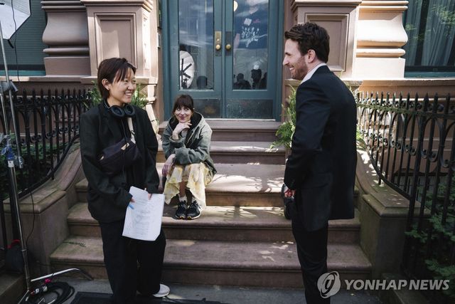 영화 '머티리얼리스트' 촬영장에서 셀린 송 감독과 주연배우들