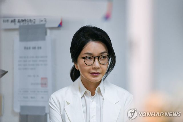 투표 순서 기다리는 김건희 여사