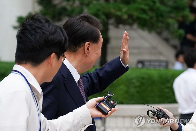 지지자들에게 인사하는 윤석열 전 대통령