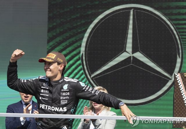 우승을 기뻐하는 조지 러셀