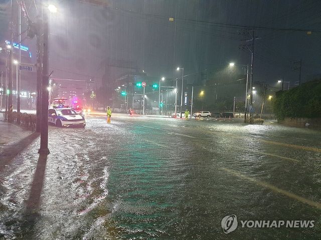 지난해 9월 침수된 부산 도로
