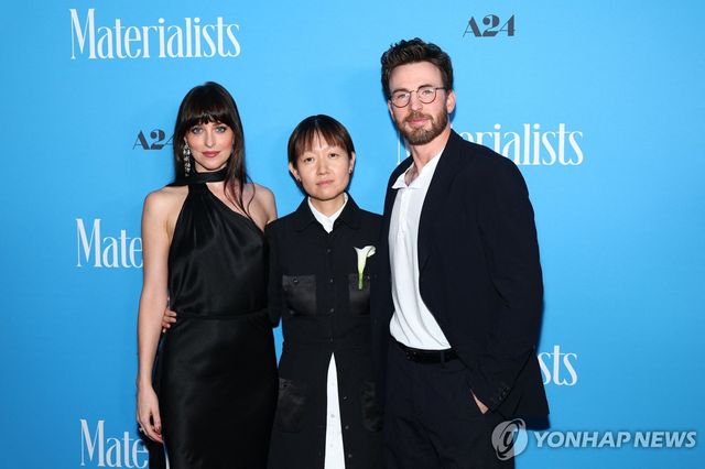 셀린 송 감독의 신작 영화 '머티리얼리스트' 시사회 참석한 주연배우 다코타 존슨(왼쪽)과 크리스 에번스(오른쪽)