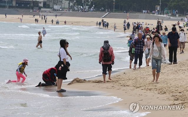 해운대해수욕장에서 물놀이 즐기는 관광객들