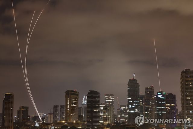 이란 미사일 요격하는 이스라엘 텔아비브 아이언돔