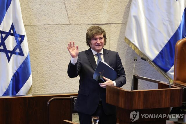 이스라엘 국회에서 인사하는 밀레이 아르헨티나 대통령