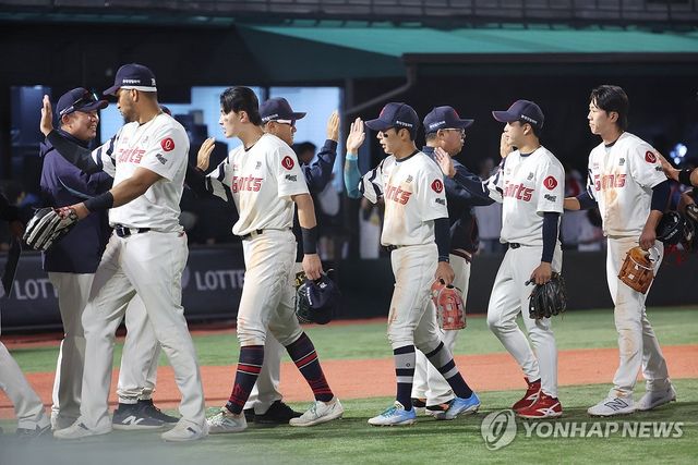 기쁨을 나누는 롯데 선수들