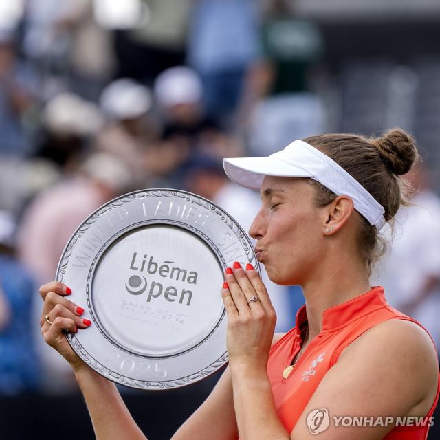 우승컵에 입맞추는 메르턴스