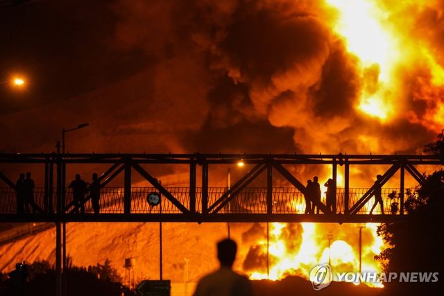 이스라엘의 공습으로 불타는 이란 정유시설