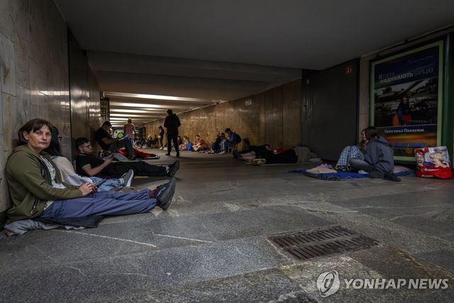 러시아의 드론 공습을 피해 키이우 지하철에 피란한 주민들