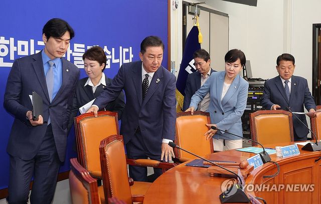 최고위 회의 참석하는 김병기 신임 원내대표