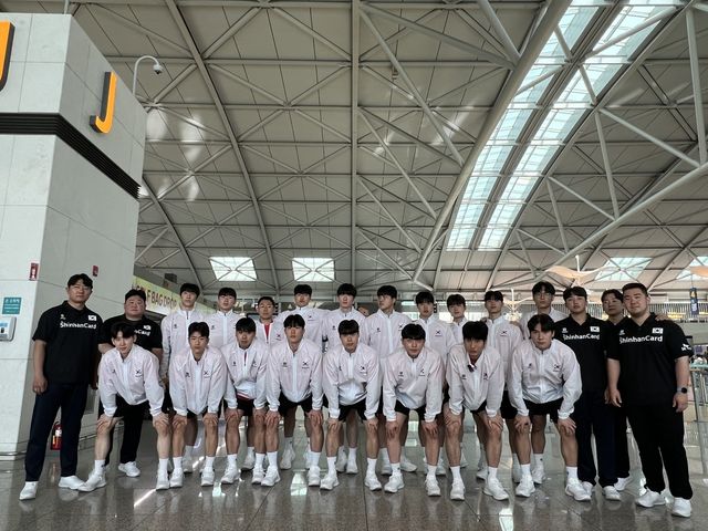 공항에서 출국 전 포즈를 취한 한국 주니어 남자 핸드볼 대표팀.