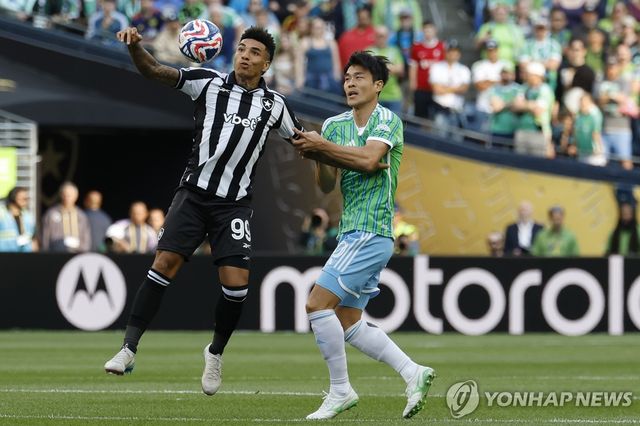 볼 경합 중인 시애틀 사운더스의 김기희(오른쪽)