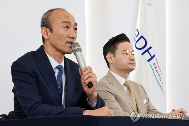 취재진 질문에 답하는 정진완 회장-배동현 이사장