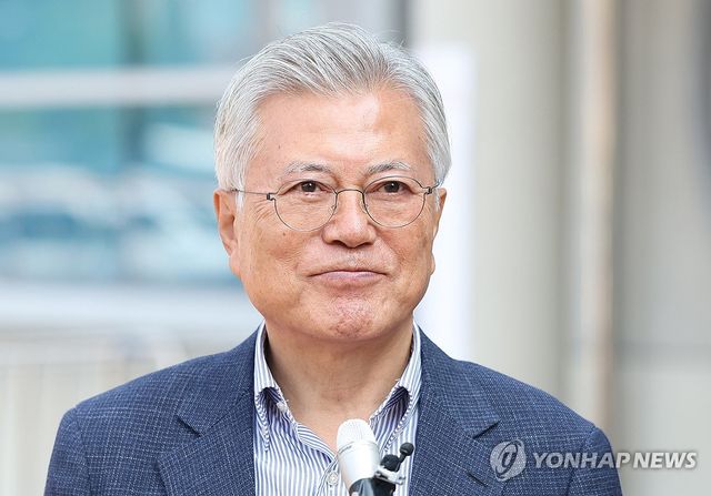 문재인 전 대통령 밝은 표정