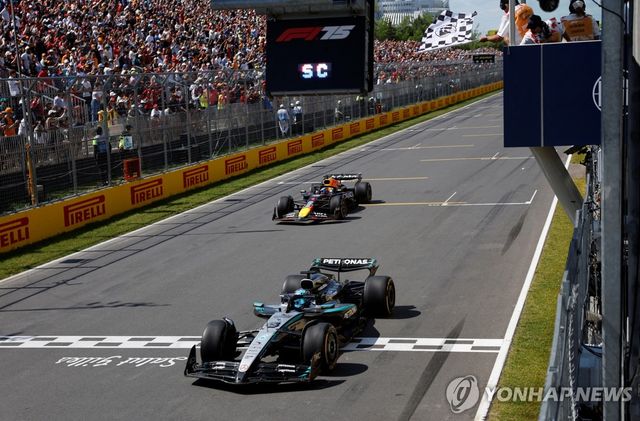 가장 먼저 체커기를 받는 조지 러셀의 머신