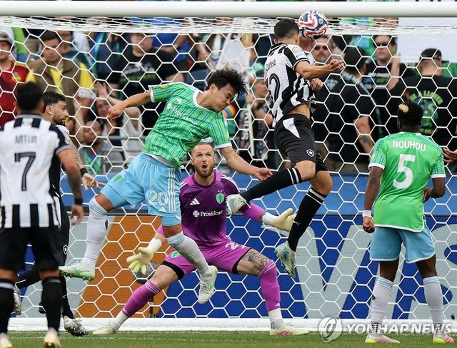 골대 앞에서 헤딩 경합에 나선 시애틀 사운더스의 김기희(왼쪽)
