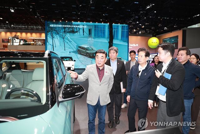 광저우 국제 자동차 전시회 참관한 김두겸 울산시장