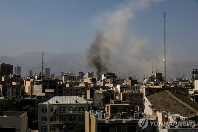 연기 피어오르는 테헤란 시내