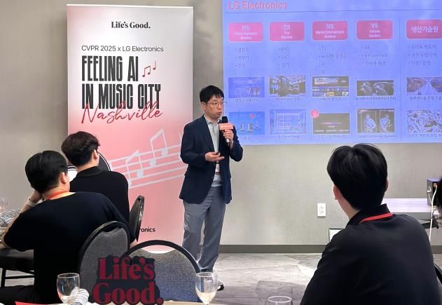 'LGE AI Night'에서 LG전자 소개하는 김재철 상무