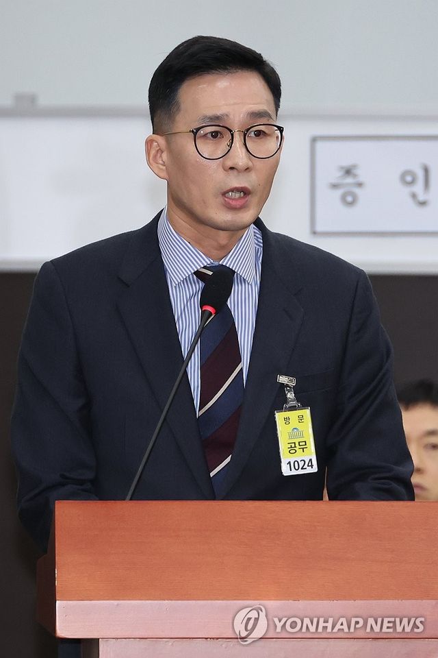 답변하는 김철진 군사보좌관