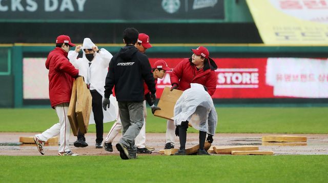 4월 19일 LG-SSG 전에서 관계자들이 그라운드 정비하는 모습. 