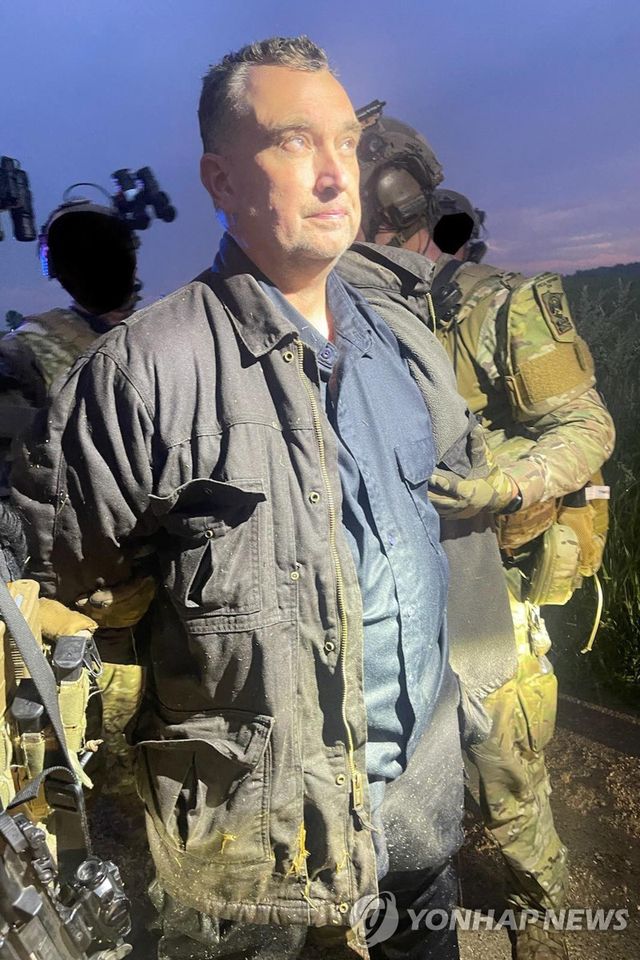 체포되는 주의원 부부 총격사건 용의자 