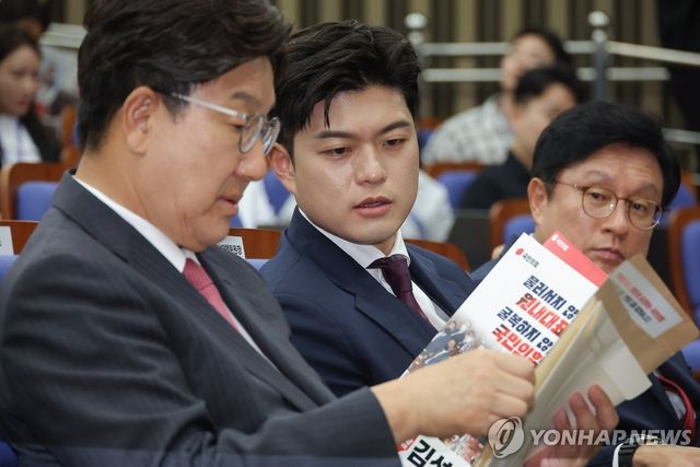 국민의힘 원내대표 선출 의총 참석한 권성동-김용태