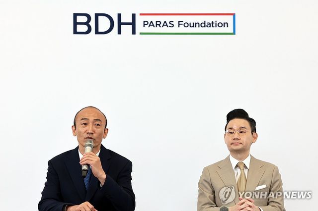 취재진 질문에 답하는 정진완 회장-배동현 이사장