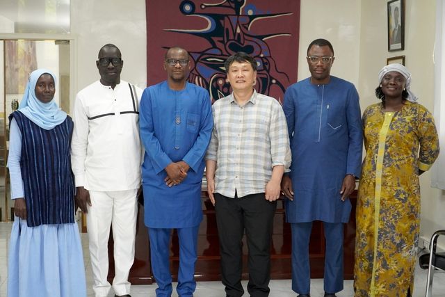 전온리 한국외대 연구교수(왼쪽에서 네 번째)와 IFAN 관계자들