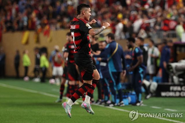 골 세리머니를 펼치는 플라멩구의 루이스 아라우호