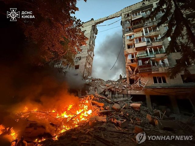 러시아의 공습에 파괴된 키이우의 아파트