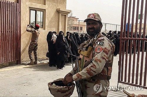 이란에서 대피한 순례자들과 파키스탄 보안군