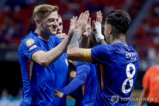 득점 세리머니를 펼치는 리엄 델랍(왼쪽)과 엔소 페르난데스