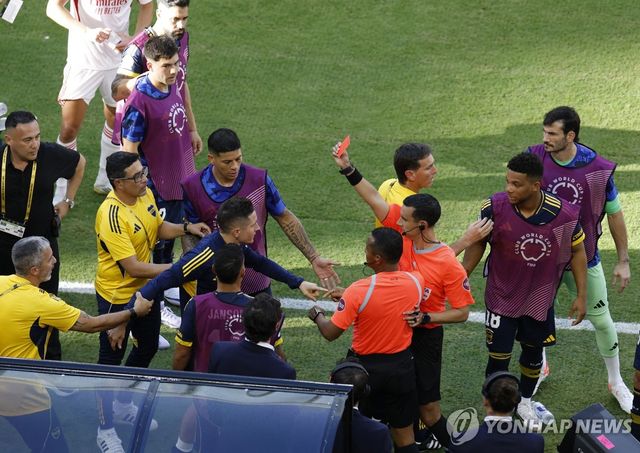 레드카드를 받는 보카 주니어스의 안데르 에레라