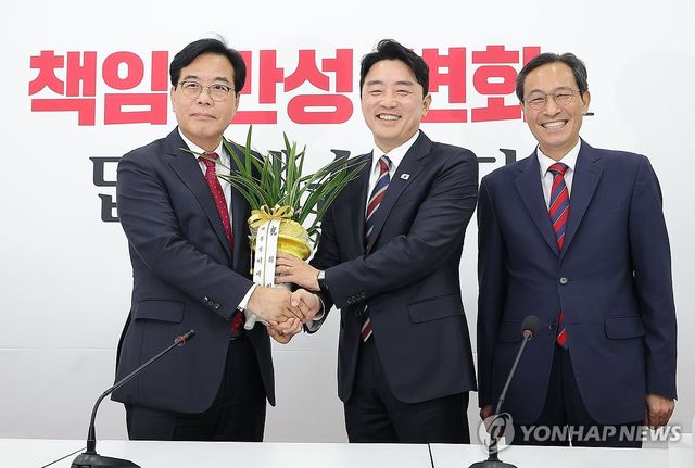 대통령 축하 난 받는 송언석 원내대표