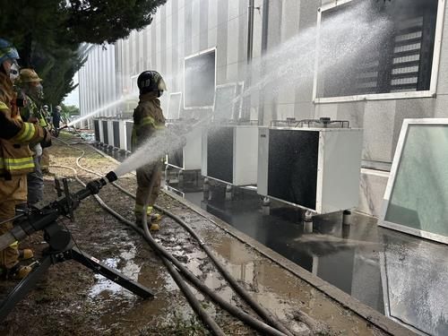 진화 중인 소방관