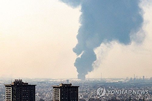 이스라엘 공습에 이란 테헤란 남부 정유 공장에서 연기가 치솟는 모습. 