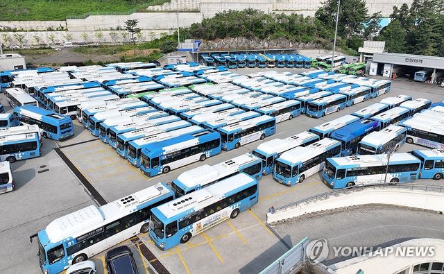 지난달 28일 파업 때 멈춰선 부산 시내버스