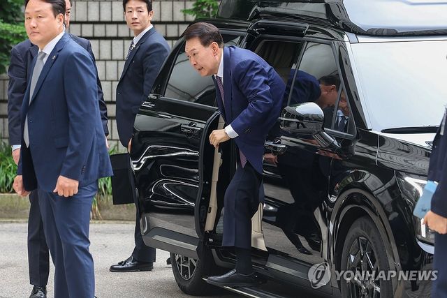 차에서 내리는 윤석열 전 대통령