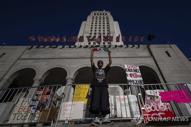지난 15일 LA 도심에서 멕시코 국기를 들고 있는 시위자