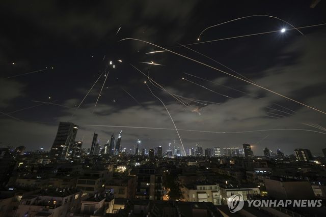 이란 공격 막는 이스라엘 아이언돔