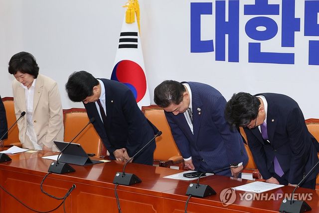 인사하는 신임 원내대표단