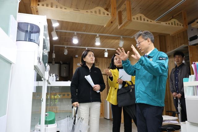 구로댕냥이네 개소를 앞두고 현장점검 중인 장인홍 구청장