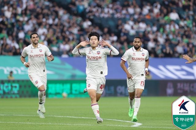 선두 전북을 상대로 K리그1 데뷔골 맛을 본 수원FC 김도윤(가운데).