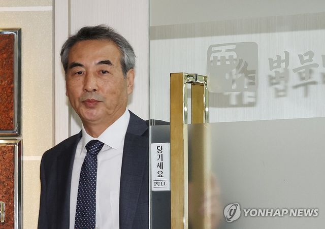 사무실 나서는 민중기 특검