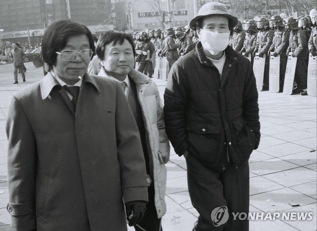 1987년 '박종철 고문살해 항의' 시위 현장의 시인 민영, 신경림, 소설가 구중관(왼쪽부터)