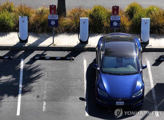 미국 주차장의 전기차