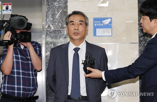 질문 답하는 민중기 특검