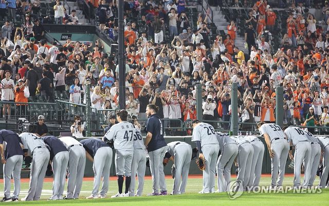 팬들에게 인사하는 한화 선수들