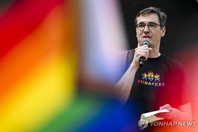 지난달 17일 브뤼셀에서 열린 프라이드 행진에 참석한 커라초니 부다페스트 시장